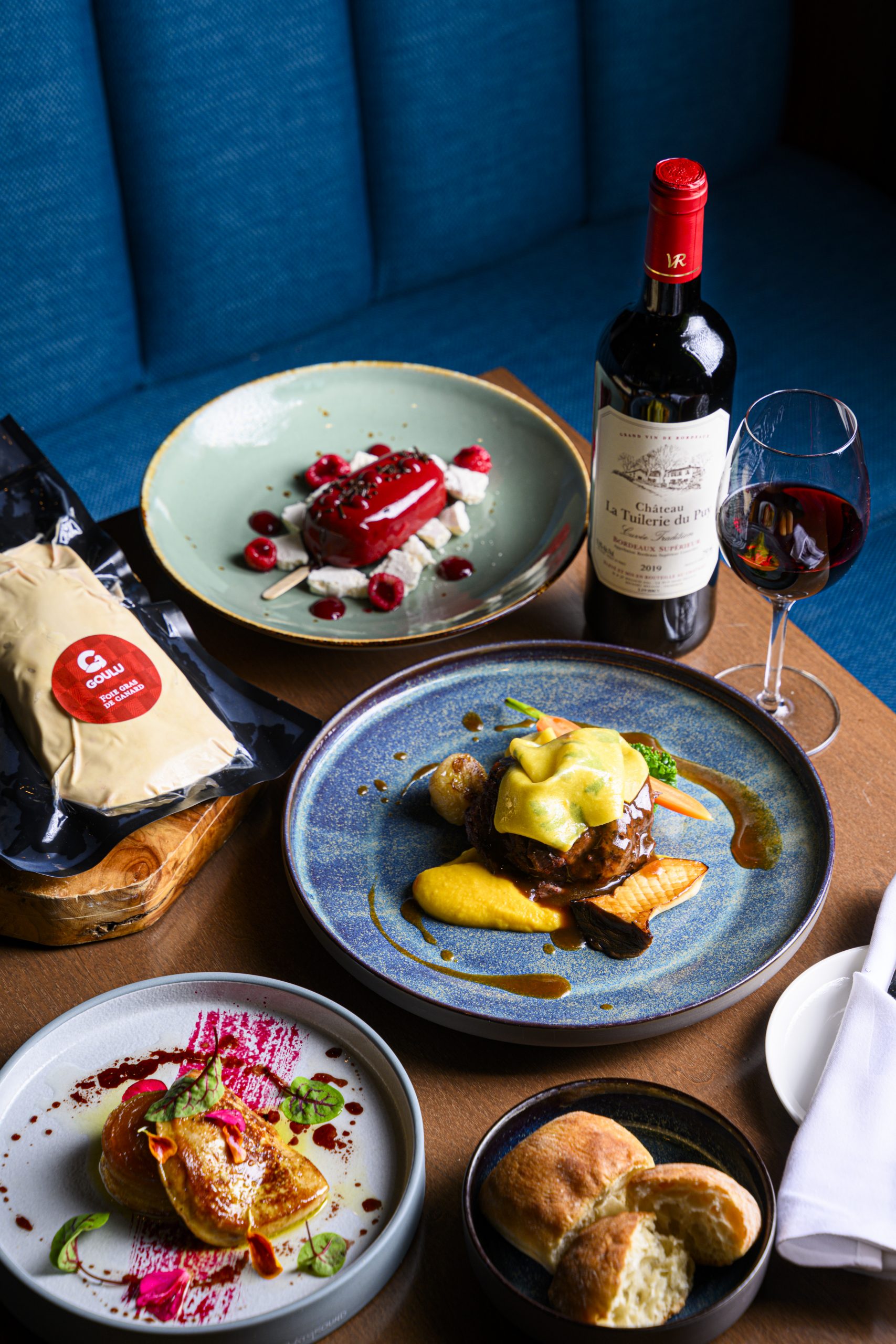 desserts et bouteille de vin